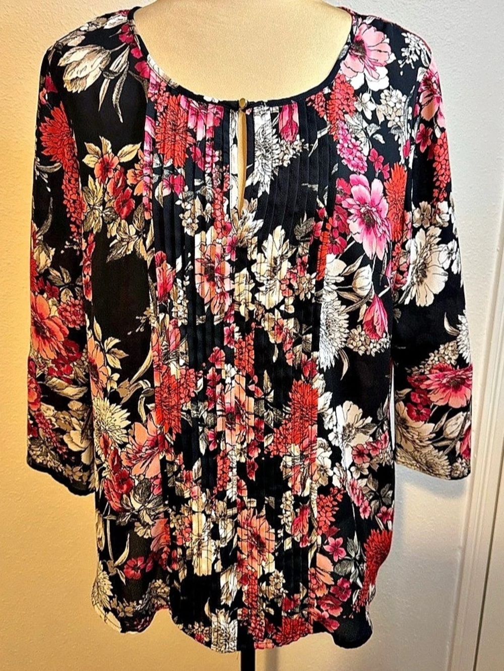 Roz & Ali Floral Blouse in Black & Pink Size Large Like New